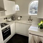 1 Bed Period Clifton Balcony Flat With Private Offroad Parking * Бристоль