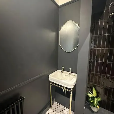 1 Bed Period Clifton Balcony Flat With Private Offroad Parking * Μπρίστολ