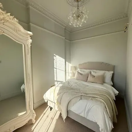 1 Bed Period Clifton Balcony Flat With Private Offroad Parking Lejlighed