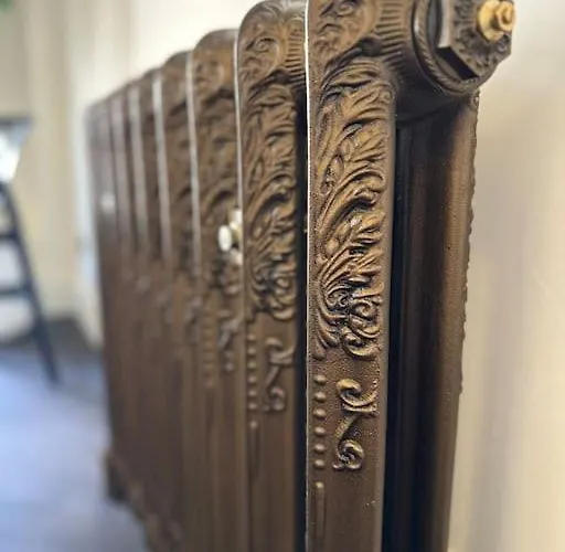 1 Bed Period Clifton Balcony Flat With Private Offroad Parking بريستول