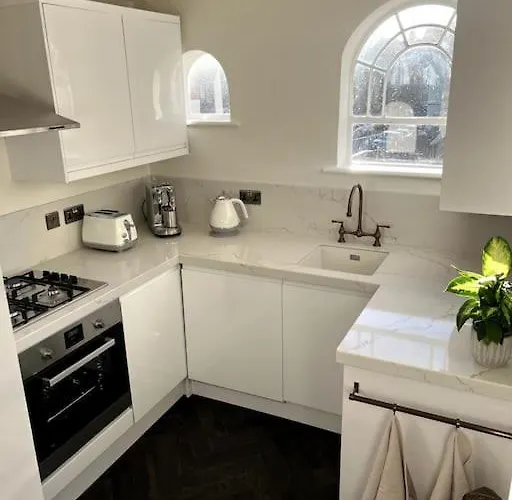 1 Bed Period Clifton Balcony Flat With Private Offroad Parking * Bristol