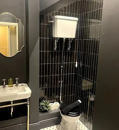 1 Bed Period Clifton Balcony Flat With Private Offroad Parking * بريستول