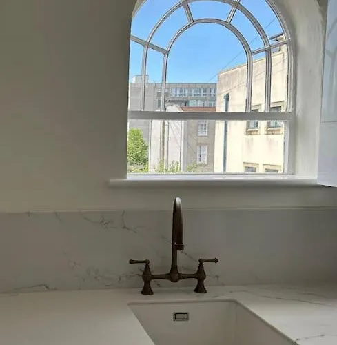 1 Bed Period Clifton Balcony Flat With Private Offroad Parking Apartment *