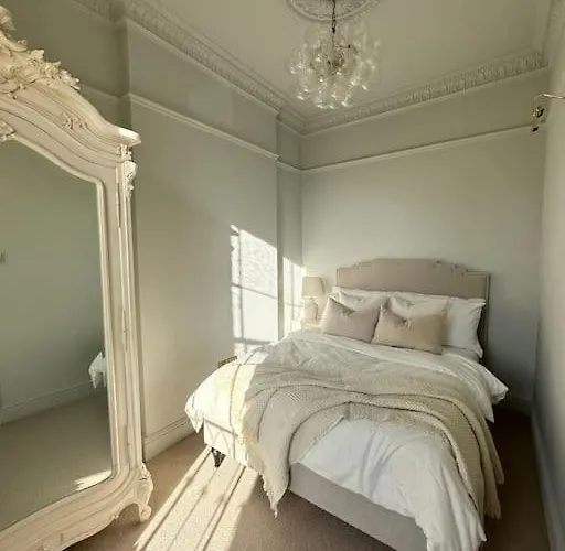 1 Bed Period Clifton Balcony Flat With Private Offroad Parking Apartment