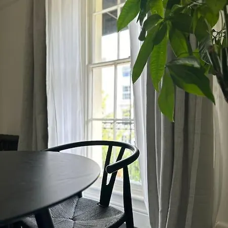 דירה 1 Bed Period Clifton Balcony Flat With Private Offroad Parking *