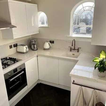 1 Bed Period Clifton Balcony Flat With Private Offroad Parking * ブリストル