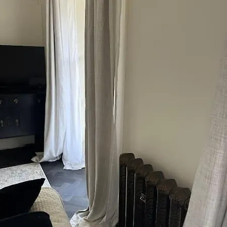 1 Bed Period Clifton Balcony Flat With Private Offroad Parking アパート