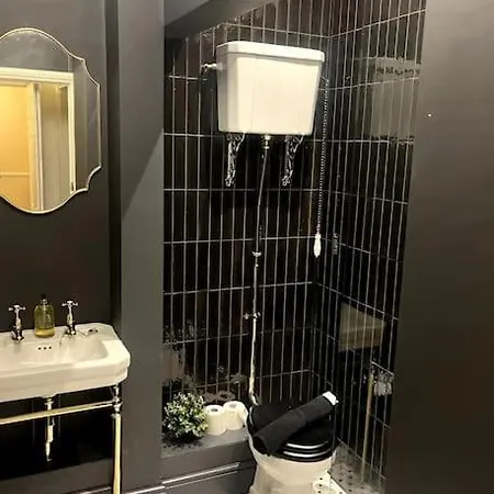 1 Bed Period Clifton Balcony Flat With Private Offroad Parking * בריסטול