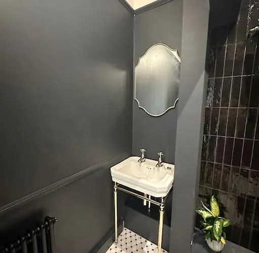 1 Bed Period Clifton Balcony Flat With Private Offroad Parking * Bristol