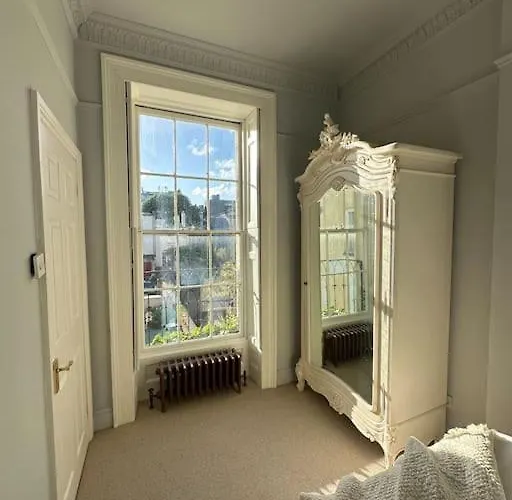 Διαμέρισμα 1 Bed Period Clifton Balcony Flat With Private Offroad Parking *